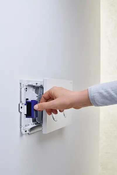 Фото Вставной блок для смывных бачков скрытого монтажа Geberit DuoFresh Stick 115.062.21.1 хром